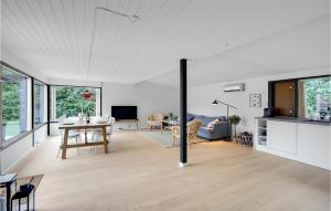 Gorgeous Home In Væggerløse With 4 Bedrooms And Wifi