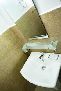 Abbi Holiday - Jaffna Lodge