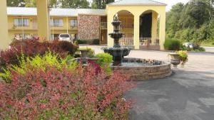 Golden Manor Inn & Suites