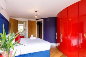 The Curve, Millennium Tower