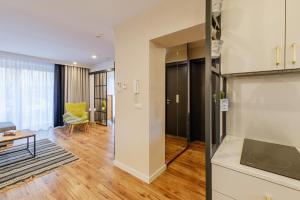 REZYDENCJA ORNAK 5 - stylowe apartamenty z balkonami i jacuzzi, 5 min pieszo do Krupówek, IZBY PODHALAŃSKIE