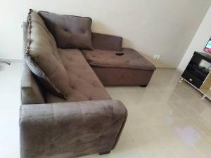 Apartamento de luxo com 2 quartos, sala com sacada, cozinha área de serviço e 1 banheiro social.