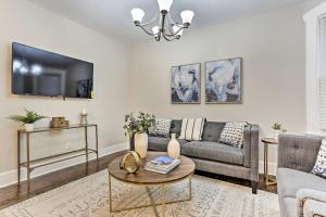 Pet-Friendly Newark Townhome Near Airport!