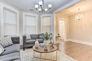 Pet-Friendly Newark Townhome Near Airport!