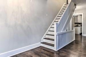 Pet-Friendly Newark Townhome Near Airport!