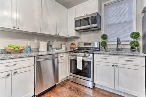 Pet-Friendly Newark Townhome Near Airport!