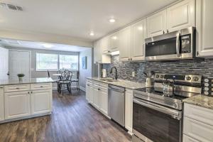 Pet-Friendly Gulfport Home < 2 Mi to Beach
