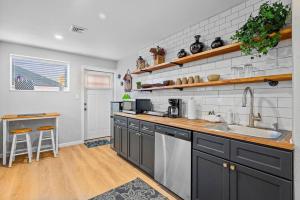 Trendy & Hip South Side Studio Walk to Downtown