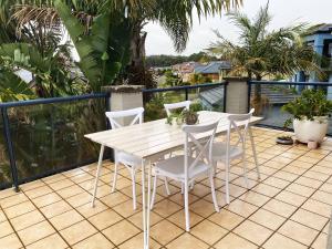 Cheerfulfamily friendly home with water views