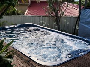 Cheerfulfamily friendly home with water views