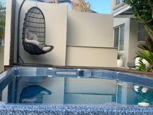 Cheerfulfamily friendly home with water views