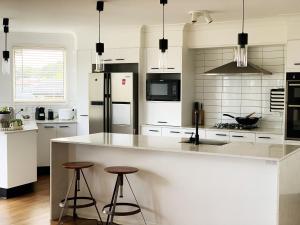 Cheerfulfamily friendly home with water views