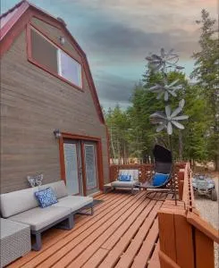 Charming Blue Farmhouse Cabin - Duck Creek Village
