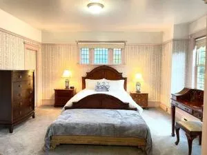 Parlor Suite in Heritage Manor, Fairfield, near DT - Oak Bay