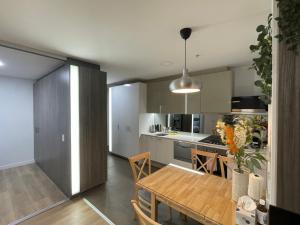 Super Luxury 2 bedroom Apt Well Furnished with Marvellous Views Convenient Location 1 Free Parking