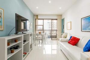 Na orla da praia da Barra da Tijuca, Rio de Janeiro