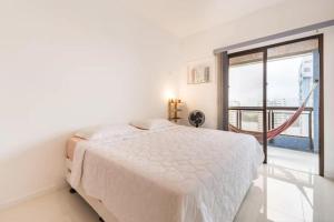 Na orla da praia da Barra da Tijuca, Rio de Janeiro