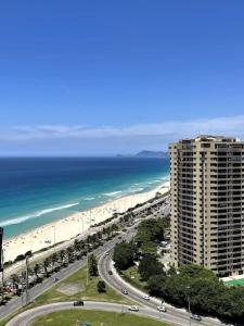 Na orla da praia da Barra da Tijuca, Rio de Janeiro