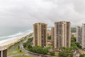 Na orla da praia da Barra da Tijuca, Rio de Janeiro
