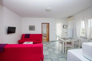 Apartments with parking space Pirovac, Sibenik - 15320