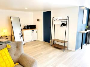 Modern Studio with Mountain View and Near Airport & CBD