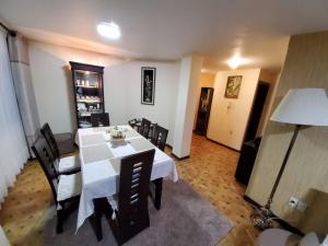 Excelente, cómodo departamento con perfecta ubicación