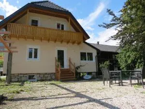 Pretty holiday home in Bodensdorf am Ossiacher See - Tratten