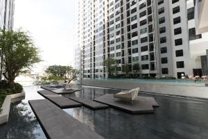 泰国芭提雅顶层无边游泳池公寓thebase健身房