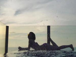 泰国芭提雅顶层无边游泳池公寓thebase健身房