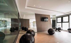 泰国芭提雅顶层无边游泳池公寓thebase健身房