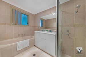 KozyGuru | Penrith | Cosy 4BED House | Free Internet