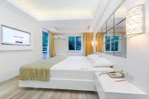 Quadruple Room with Garden View room in Hotel Mavi Deniz