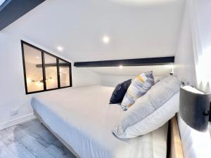 Maisons de vacances Le Loft ~ a 4 min de la gare, Fibre + Parking prive : photos des chambres