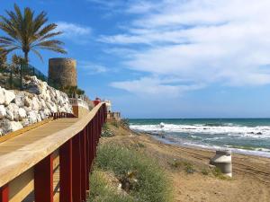 Dona Lola Micaela - fully equiped 1 bedroom ground floor beach front apartment with direct access to the beach of Calahonda - Costa del Sol - CS155