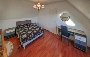 Maisons de vacances Gorgeous Home In Molan-sur-mer With Kitchen : photos des chambres