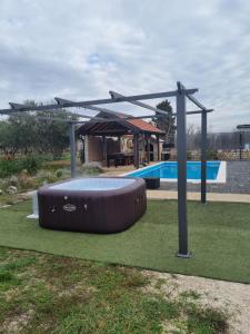 Olive Tree House with Jacuzzi, WiFi and 40m2 pool