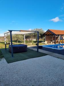 Olive Tree House with Jacuzzi, WiFi and 40m2 pool