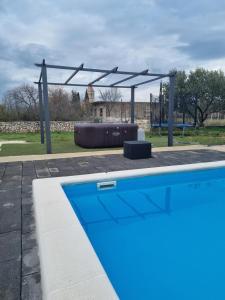 Olive Tree House with Jacuzzi, WiFi and 40m2 pool