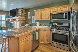 Cozy Eden Condo with Mtn Views in Wolf Creek Resort!
