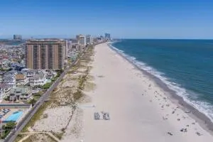 Gammys Beach Getaway Sleeps 20 2 blocks to Beach - Margate City