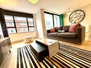 Super Modern New 2 Bedroom Apartment - Next to the Beach - Great Location - Fast WiFi - Smart TV - sleeps up to 4! Close to Purbeck, Corfe Castle, Sandbanks, Poole & Bournemouth