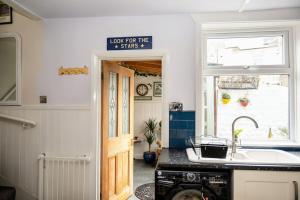 Spacious Charming Cottage near Lake and Sea