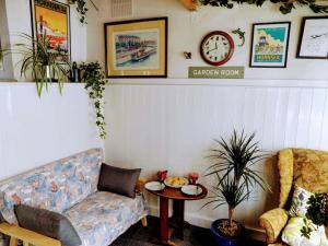 Spacious Charming Cottage near Lake and Sea