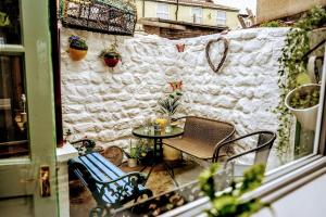 Spacious Charming Cottage near Lake and Sea