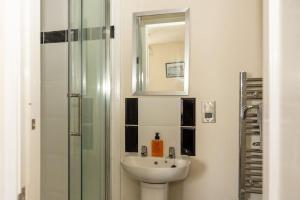 Spacious Charming Cottage near Lake and Sea