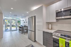 Canal-Front Condo Walk to Downtown Ft Lauderdale!