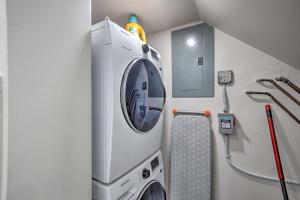 Canal-Front Condo Walk to Downtown Ft Lauderdale!