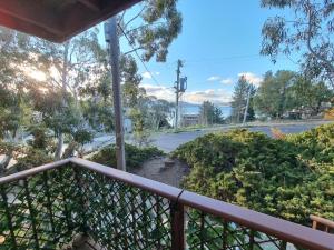 The Hideaway - Lake Views I Ski & Bike Storage I Central Jindabyne I Free WiFi I BBQ I Parking