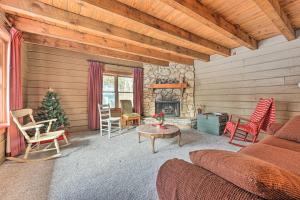 obrázek - Primitive Goshen Pine Lodge with Fireplace!