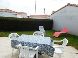 Maisons de vacances Maison typique vendeenne, piscine privee, proche plage, 4 pers, La Faute-sur-Mer - FR-1-476-162 : Maison de Vacances (4 Adultes)